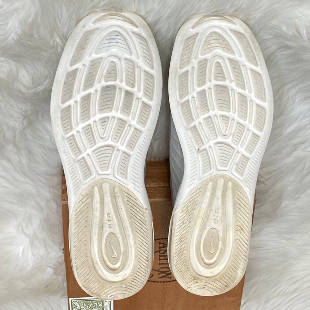 Nike Air Max Axis Sneakers - Picture 9 of 11